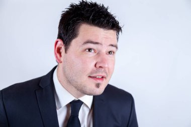 şık elbiseli bir genç bir adam