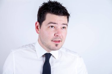 şık elbiseli bir genç bir adam