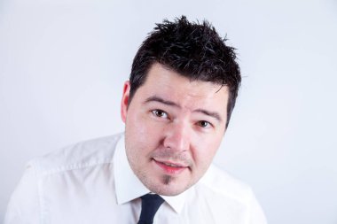 şık elbiseli bir genç bir adam