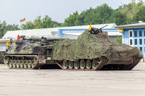 Німецька Броньовані Відновлення Танк Тягне Пошкоджених Танк — стокове фото