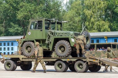 Burg / Almanya - 25 Haziran 2016: Alman askeri kışlalar burg açık gün, bir römork üzerinde Fug 2,5 forklift