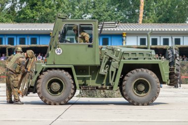Burg / Almanya - 25 Haziran 2016: Alman askeri kışlalar burg içinde açık gün platformda Fug 2,5 forklift