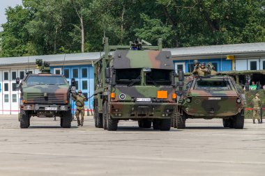 Burg / Almanya - 25 Haziran 2016: Alman askeri Man Multi 2 takas vücut kamyon tanker barrack burg içinde açık gün ordu araçlar yakıt ikmali