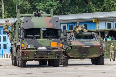Burg / Almanya - 25 Haziran 2016: Alman askeri Man Multi 2 takas vücut kamyon tanker barrack burg içinde açık gün ordu araçlar yakıt ikmali
