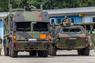 Burg / Almanya - 25 Haziran 2016: Alman askeri Man Multi 2 takas vücut kamyon tanker barrack burg içinde açık gün ordu araçlar yakıt ikmali