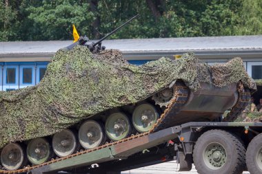 Burg / Almanya - 25 Haziran 2016: Alman zırhlı kurtarma aracı, yanında 2 açık barrack burg günde, hasarlı bir tank çeker