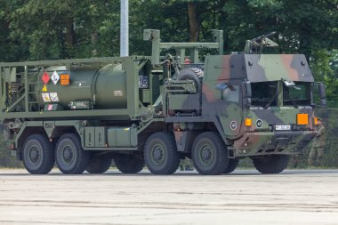 Burg / Almanya - 25 Haziran 2016: Alman askeri Man Multi 2 takas vücut kamyon tanker barrack burg içinde açık gün