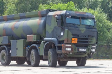 Burg / Almanya - 25 Haziran 2016: Alman askeri Iveco 8 x 8 tanker barrack burg içinde açık gün