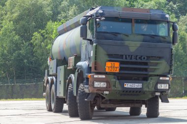 Burg / Almanya - 25 Haziran 2016: Alman askeri Iveco 8 x 8 tanker barrack burg içinde açık gün
