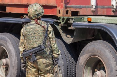 Alman kadın asker önünde bir kamyon römork standları