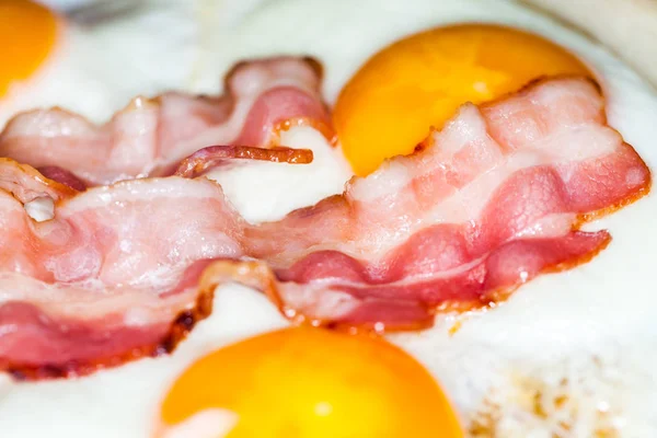 Listras Bacon Saborosos Mentiras Ovos Fritos — Fotografia de Stock
