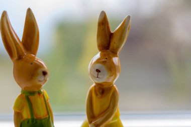 bir pencere iki dekorasyon tavşan standı