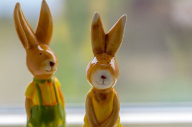 bir pencere iki dekorasyon tavşan standı