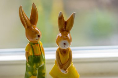 bir pencere iki dekorasyon tavşan standı