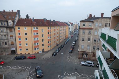 Nurnberg / Almanya - 21 Şubat 2018: bir yerleşim bölgesinde tarafında park edilmiş arabalar ile kavşak