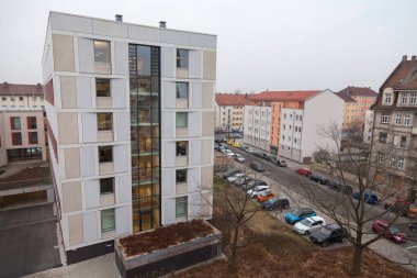 Nurnberg / Almanya - 21 Şubat 2018: bir yerleşim bölgesinde tarafında park edilmiş arabalar ile kavşak