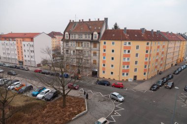 Nurnberg / Almanya - 21 Şubat 2018: bir yerleşim bölgesinde tarafında park edilmiş arabalar ile kavşak