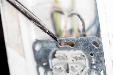 yakın bir tornavida yakınındaki bir priz üzerinden yukarı