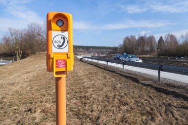 Alman acil arama kutusunu bir otoyolunun yakınında