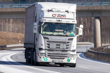 Nurnberg / Almanya - 22 Şubat 2018: Çek iletici kamyon sürücüleri Alman karayolu üzerinde