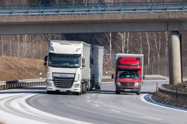 Nurnberg / Almanya - 22 Şubat 2018: Çek iletici kamyon sürücüleri Alman karayolu üzerinde