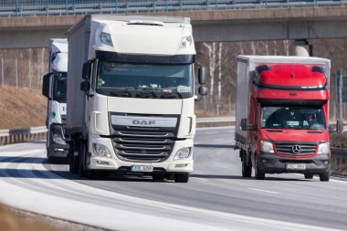 Nurnberg / Almanya - 22 Şubat 2018: Çek iletici kamyon sürücüleri Alman karayolu üzerinde