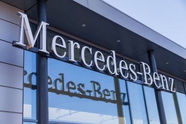 Nurnberg / Almanya - 25 Şubat 2018: Mercedes-Benz logosu asılı bina bir araba satıcısı. Mercedes-Benz küresel otomobil marque ise Alman şirketi Daimler Ag bir bölümü.