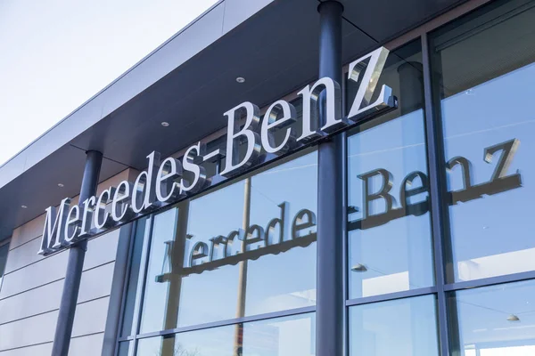 Nurnberg / Almanya - 25 Şubat 2018: Mercedes-Benz logosu asılı bina bir araba satıcısı. Mercedes-Benz küresel otomobil marque ise Alman şirketi Daimler Ag bir bölümü.
