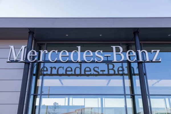 Fuerte Alemania Febrero 2018 Logotipo Mercedes Benz Cuelga Edificio Concesionarios — Foto de Stock