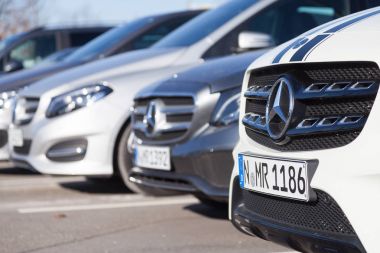 Nurnberg / Almanya - 25 Şubat 2018: bir araba Mercedes-Benz sembolü. Mercedes-Benz küresel otomobil marque ise Alman şirketi Daimler Ag bir bölümü.