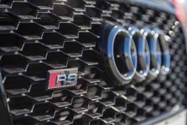 Nurnberg / Almanya - 25 Şubat 2018: Audi amblemi bir audi araba. Audi Ag tasarımları, Alman otomobil üreticisi mühendisleri, üretir, pazarlar ve lüks araçlar dağıtır mı.