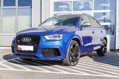 Nurnberg / Almanya - 25 Şubat 2018: Audi amblemi bir audi araba. Audi Ag tasarımları, Alman otomobil üreticisi mühendisleri, üretir, pazarlar ve lüks araçlar dağıtır mı.