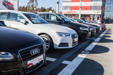 Nurnberg / Almanya - 25 Şubat 2018: Audi amblemi bir audi araba. Audi Ag tasarımları, Alman otomobil üreticisi mühendisleri, üretir, pazarlar ve lüks araçlar dağıtır mı.