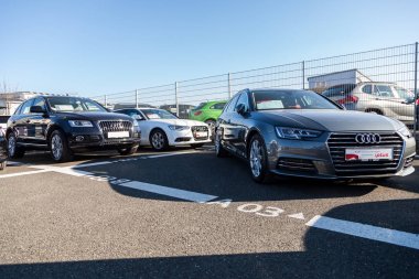 Nurnberg / Almanya - 25 Şubat 2018: Audi amblemi bir audi araba. Audi Ag tasarımları, Alman otomobil üreticisi mühendisleri, üretir, pazarlar ve lüks araçlar dağıtır mı.