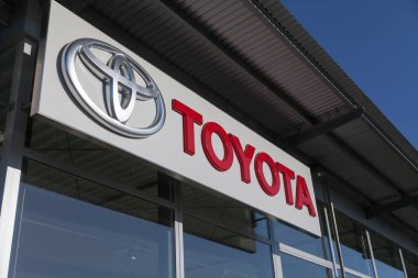 Nurnberg / Almanya - 25 Şubat 2018: Toyota logo yakınındaki bina bir araba satıcısı. Toyota Motor Corporation Japon çokuluslu otomotiv üreticisi Toyota, Aichi, Japonya merkezi olduğunu.