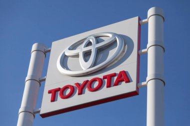 Nurnberg / Almanya - 25 Şubat 2018: Toyota logo yakınındaki bina bir araba satıcısı. Toyota Motor Corporation Japon çokuluslu otomotiv üreticisi Toyota, Aichi, Japonya merkezi olduğunu.