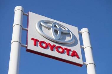 Nurnberg / Almanya - 25 Şubat 2018: Toyota logo yakınındaki bina bir araba satıcısı. Toyota Motor Corporation Japon çokuluslu otomotiv üreticisi Toyota, Aichi, Japonya merkezi olduğunu.