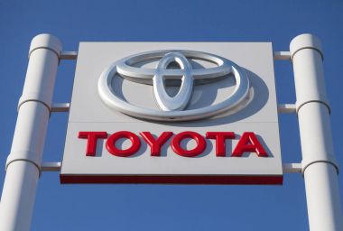 Nurnberg / Almanya - 25 Şubat 2018: Toyota logo yakınındaki bina bir araba satıcısı. Toyota Motor Corporation Japon çokuluslu otomotiv üreticisi Toyota, Aichi, Japonya merkezi olduğunu.