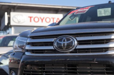 Nurnberg / Almanya - 25 Şubat 2018: Toyota logosu bir araba. Toyota Motor Corporation Japon çokuluslu otomotiv üreticisi Toyota, Aichi, Japonya merkezi olduğunu.