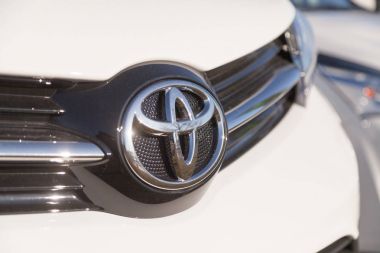 Nurnberg / Almanya - 25 Şubat 2018: Toyota logosu bir araba. Toyota Motor Corporation Japon çokuluslu otomotiv üreticisi Toyota, Aichi, Japonya merkezi olduğunu.