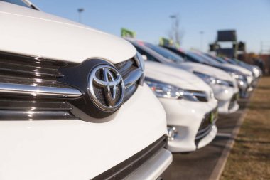 Nurnberg / Almanya - 25 Şubat 2018: Toyota logosu bir araba. Toyota Motor Corporation Japon çokuluslu otomotiv üreticisi Toyota, Aichi, Japonya merkezi olduğunu.