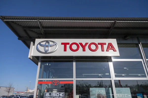 Nurnberg Almanya Şubat 2018 Toyota Logo Yakınındaki Bina Bir Araba — Stok fotoğraf