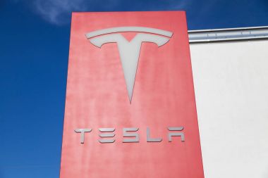 Nurnberg / Almanya - 4 Mart 2018: Tesla logo yakınındaki bir araba satıcısı. Tesla, Inc elektrik otomotiv, enerji depolama ve güneş paneli üretim konusunda uzmanlaşmış bir Amerikan şirketidir.