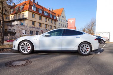 Nurnberg / Almanya - 4 Mart 2018: bir Tesla araba Tesla, Inc Tesla logodur elektrik otomotiv, enerji depolama ve güneş paneli üretim konusunda uzmanlaşmış bir Amerikan şirketi.