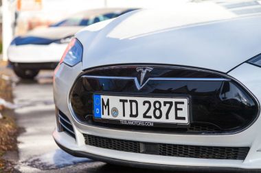 Nurnberg / Almanya - 4 Mart 2018: bir Tesla araba Tesla, Inc Tesla logodur elektrik otomotiv, enerji depolama ve güneş paneli üretim konusunda uzmanlaşmış bir Amerikan şirketi.