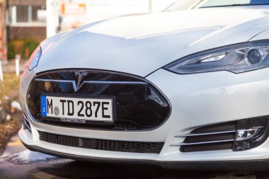 Nurnberg / Almanya - 4 Mart 2018: bir Tesla araba Tesla, Inc Tesla logodur elektrik otomotiv, enerji depolama ve güneş paneli üretim konusunda uzmanlaşmış bir Amerikan şirketi.
