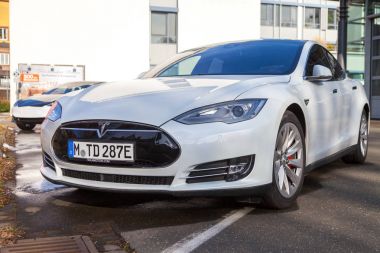 Nurnberg / Almanya - 4 Mart 2018: bir Tesla araba Tesla, Inc Tesla logodur elektrik otomotiv, enerji depolama ve güneş paneli üretim konusunda uzmanlaşmış bir Amerikan şirketi.