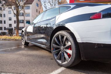 Nurnberg / Almanya - 4 Mart 2018: bir Tesla araba Tesla, Inc Tesla logodur elektrik otomotiv, enerji depolama ve güneş paneli üretim konusunda uzmanlaşmış bir Amerikan şirketi.