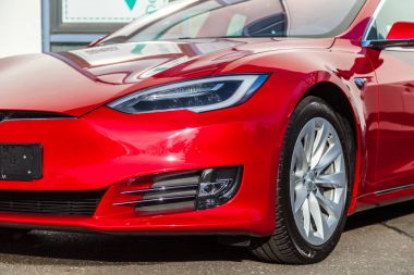 Nurnberg / Almanya - 4 Mart 2018: bir Tesla araba Tesla, Inc Tesla logodur elektrik otomotiv, enerji depolama ve güneş paneli üretim konusunda uzmanlaşmış bir Amerikan şirketi.