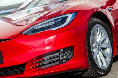 Nurnberg / Almanya - 4 Mart 2018: bir Tesla araba Tesla, Inc Tesla logodur elektrik otomotiv, enerji depolama ve güneş paneli üretim konusunda uzmanlaşmış bir Amerikan şirketi.